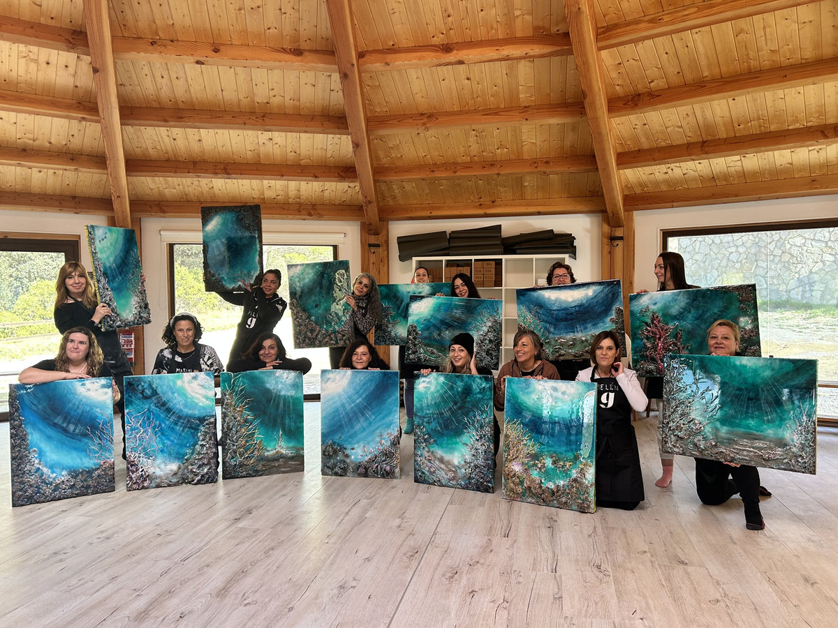 Alumnas de un retiro de Green Maiden con sus obras
