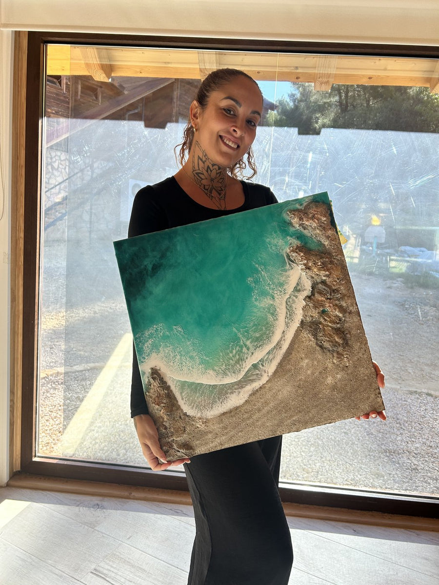 Una alumna con su obra terminada en un retiro