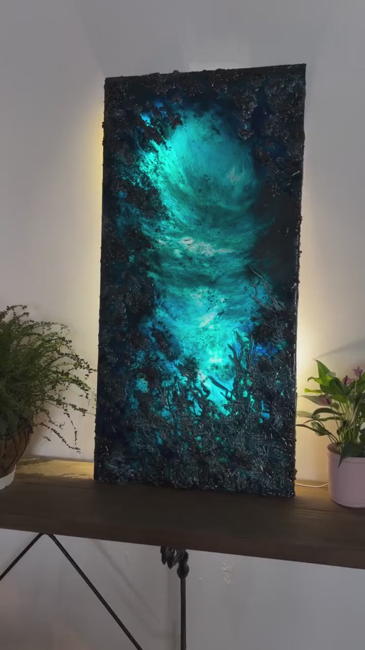 El Portal: la obra se enciende con su luz trasera